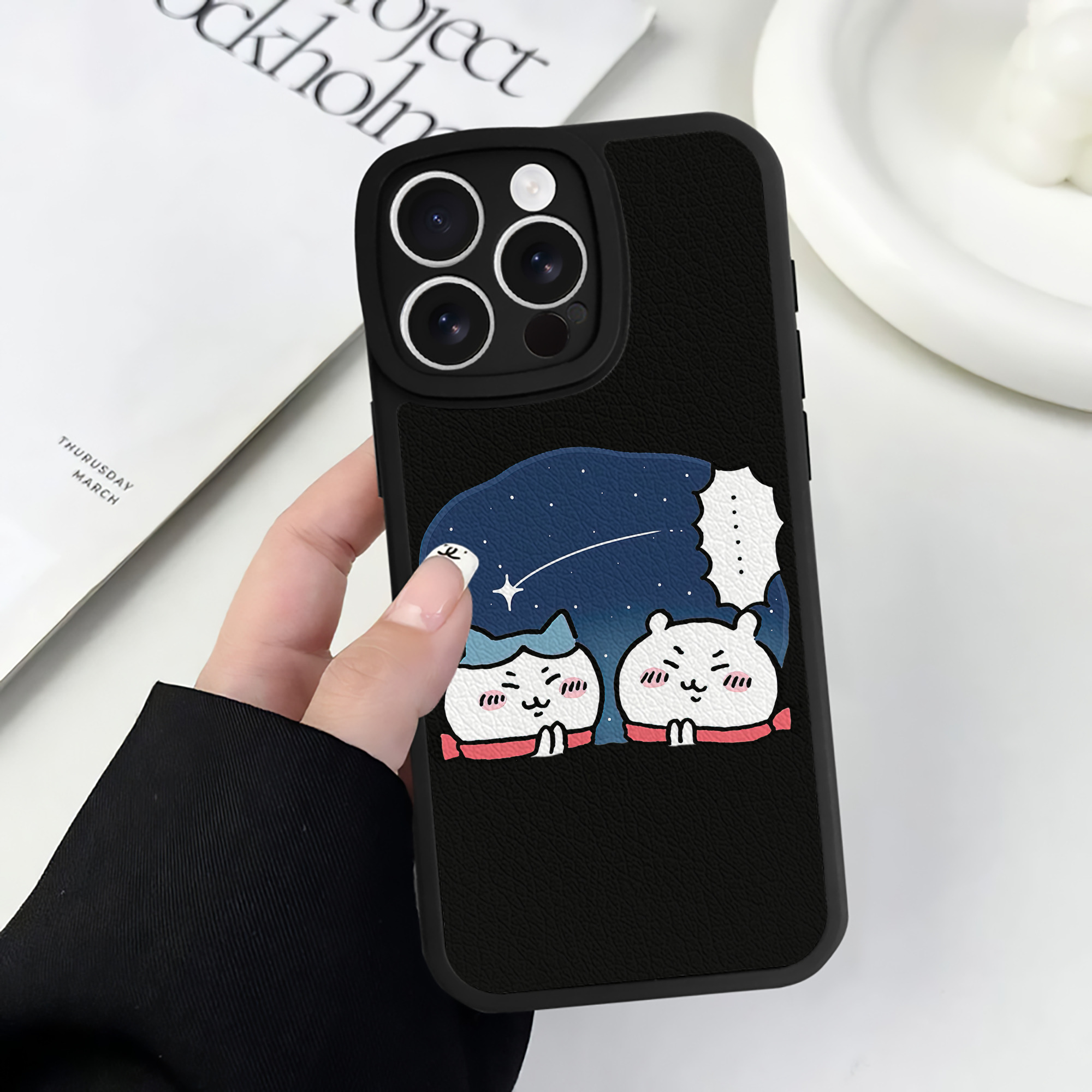 （画像用） ちいかわ ハチワレ Chii-kawa hachiware 【iPhone 16シリーズ対応】シリコンスマホケース（レザー調） 材質：シリコン